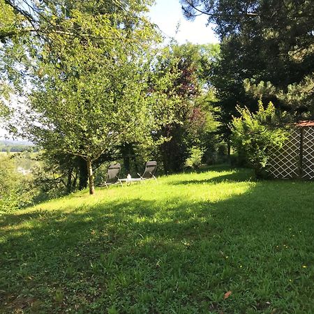 Un Balcon en forêt Traves Extérieur photo