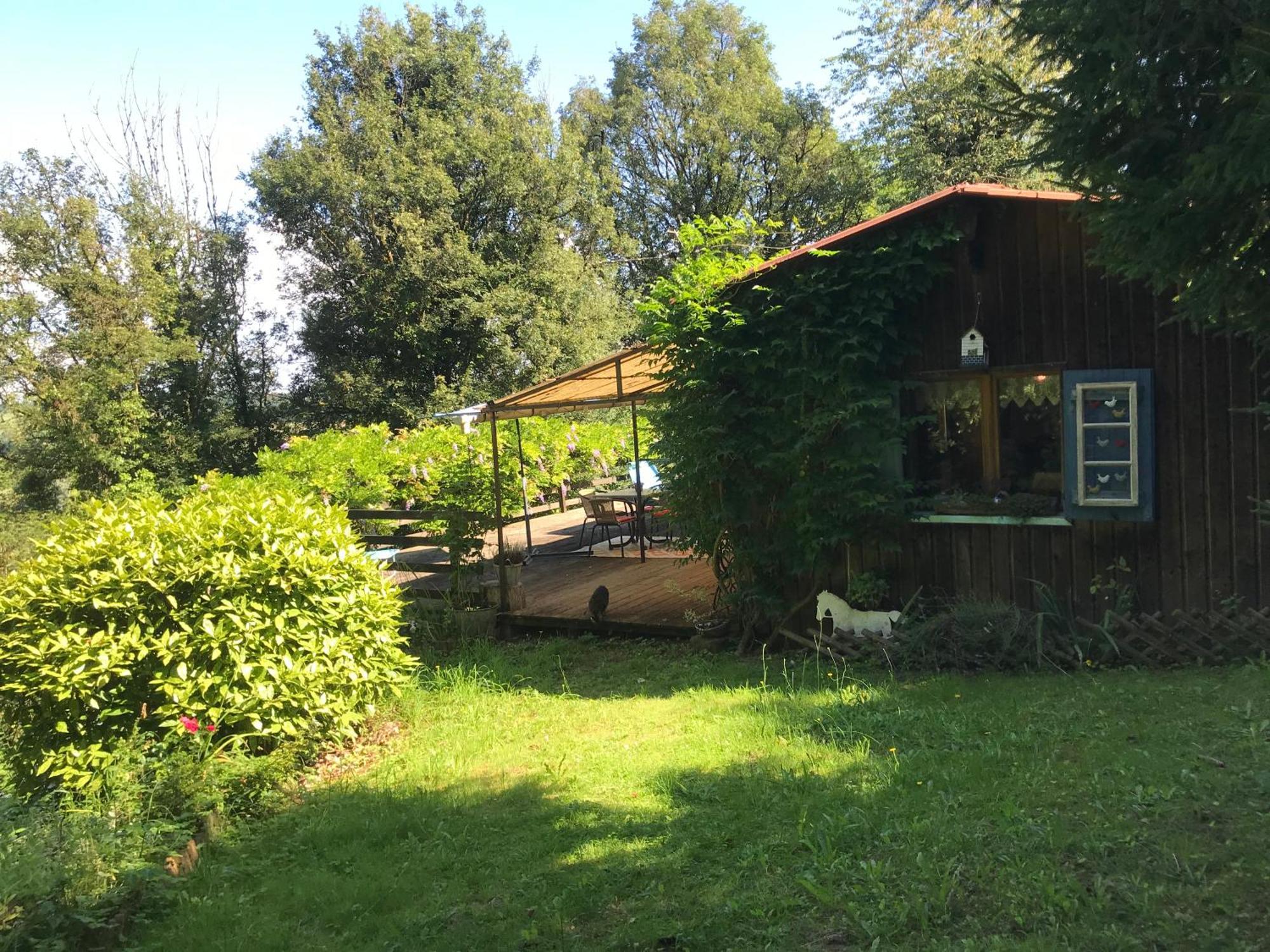 Un Balcon en forêt Traves Extérieur photo